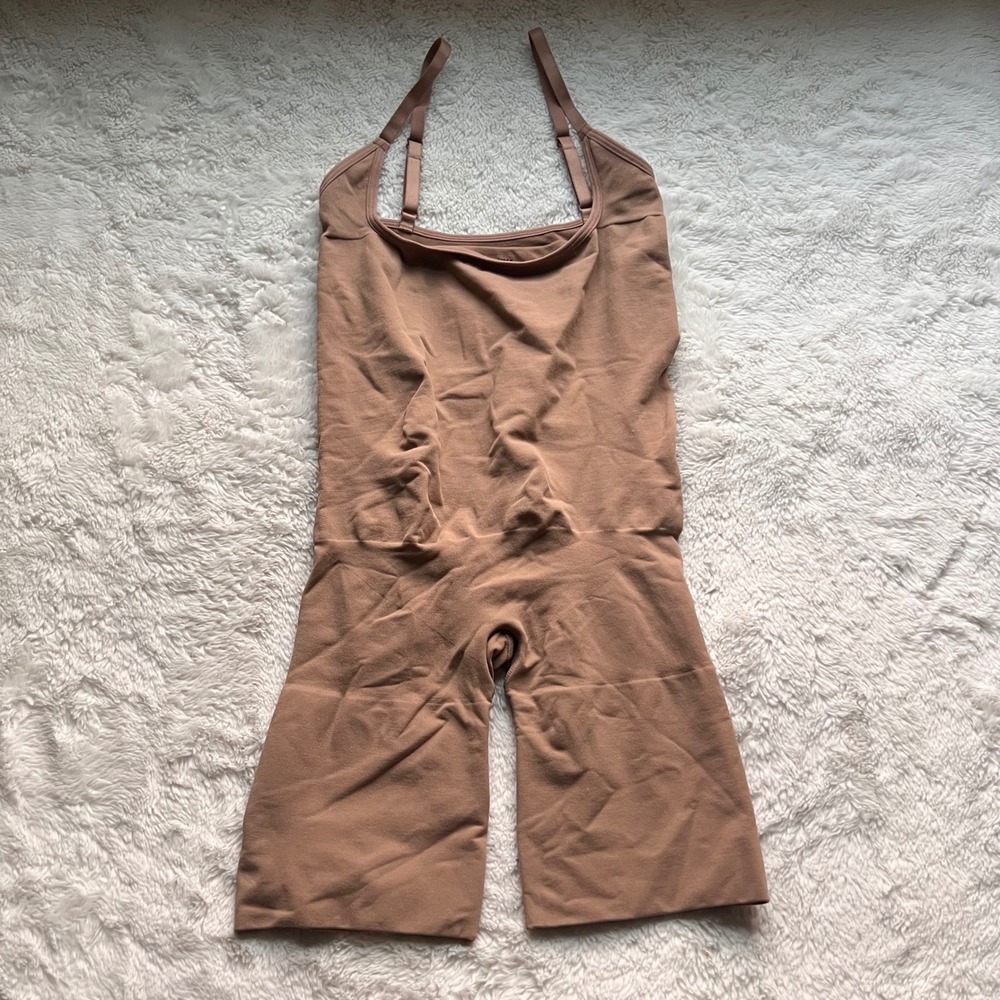 SKIMS Sculpting Mid Thigh Bodysuit Clay Brown Size Medium Adjustable Straps NWOT